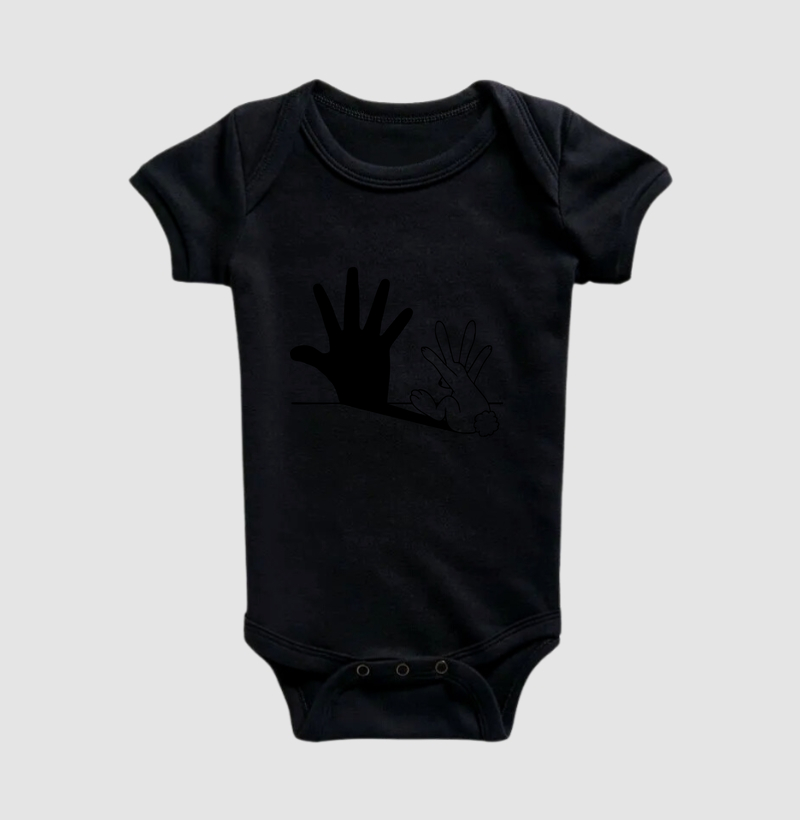 Coelho fazendo sombra de mão 