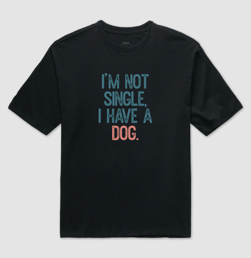 Camiseta Oversized Não Sou Solteiro, Tenho Um Cachorro