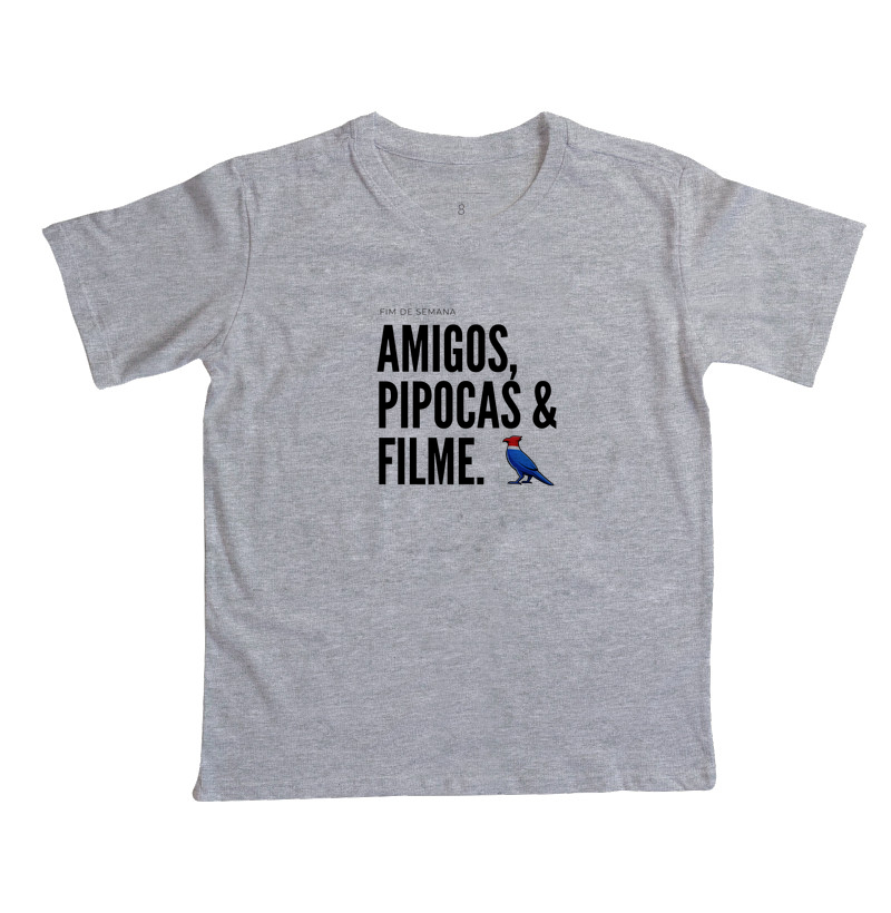 Essa estampa combina com quem tem um estilo urbano e alegre. É uma peça que comunica personalidade e bom humor, ótima para usar em encontros de fim de semana ou para presentear alguém que adora cinema e diversão. - Imagem 7