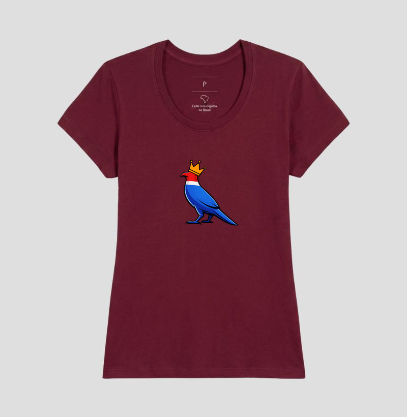 👑 O Carcará colocou sua coroa!  Mais que uma estampa, é um grito de orgulho nordestino. O Rei do Sertão surge com suas cores vibrantes — vermelho, branco e azul — representando a força, coragem e resistência de um povo que nunca se curva diante das dificuldades. - Imagem 19