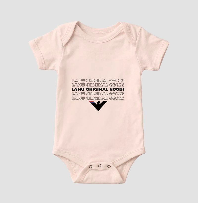 🦅 LAHU ORIGINAL GOODS | A Essência da Identidade Absoluta A estampa LAHU ORIGINAL GOODS é a expressão máxima da autenticidade, da força e do orgulho de pertencer. Com um design marcante e moderno, a repetição do nome da marca cria uma composição poderosa que simboliza consistência, confiança e a construção de um legado que atravessa gerações. - Imagem 5