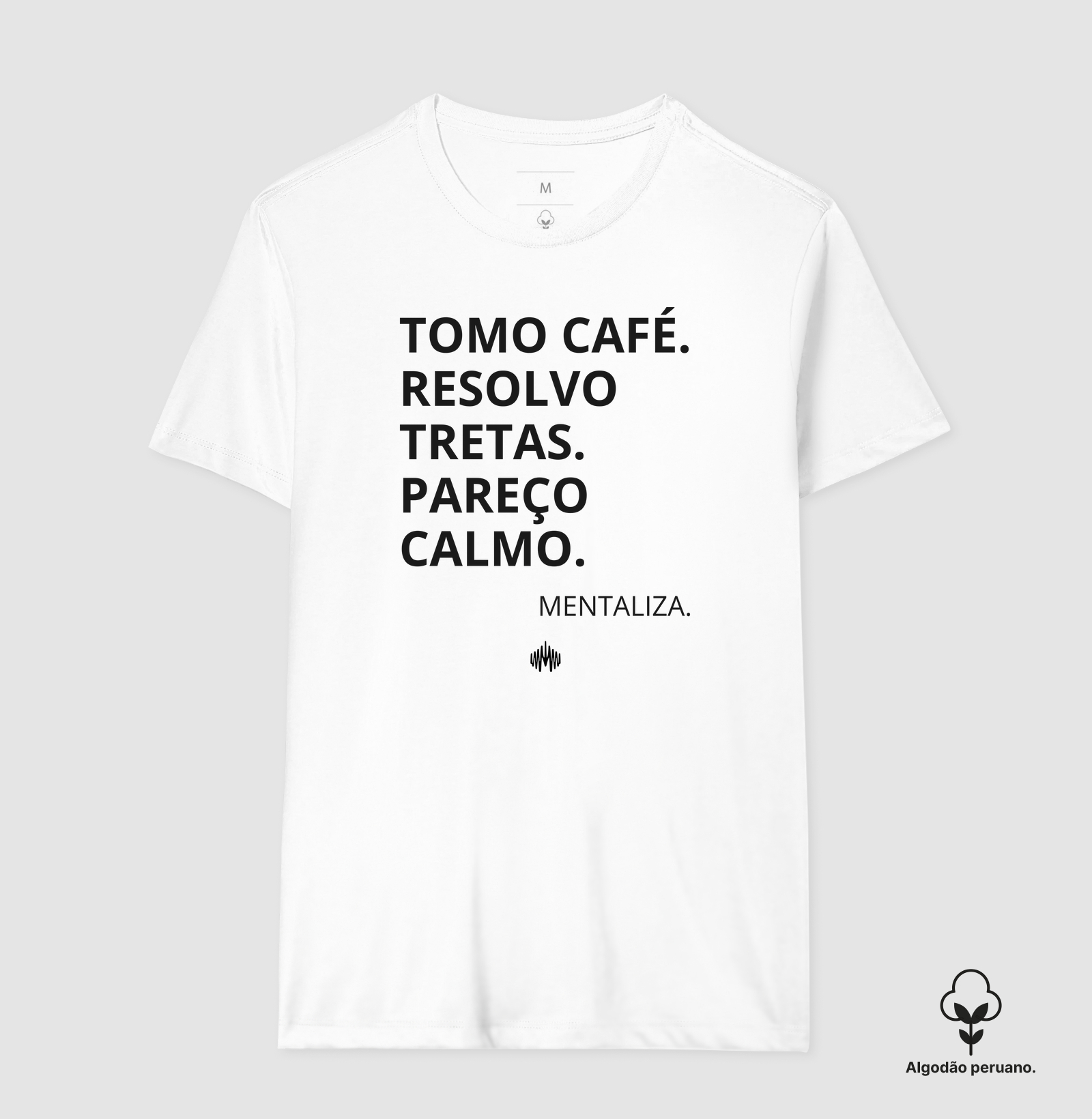 Tomo café. Resolvo tretas. Pareço calmo(a). - Camiseta Algodão Peruano