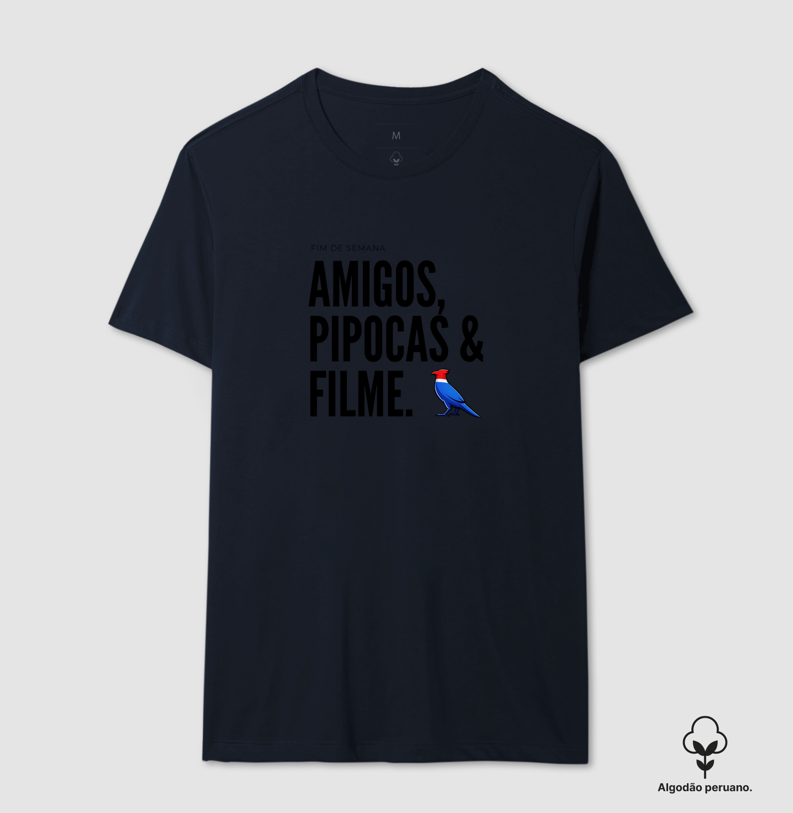 Essa estampa combina com quem tem um estilo urbano e alegre. É uma peça que comunica personalidade e bom humor, ótima para usar em encontros de fim de semana ou para presentear alguém que adora cinema e diversão. - Imagem 3