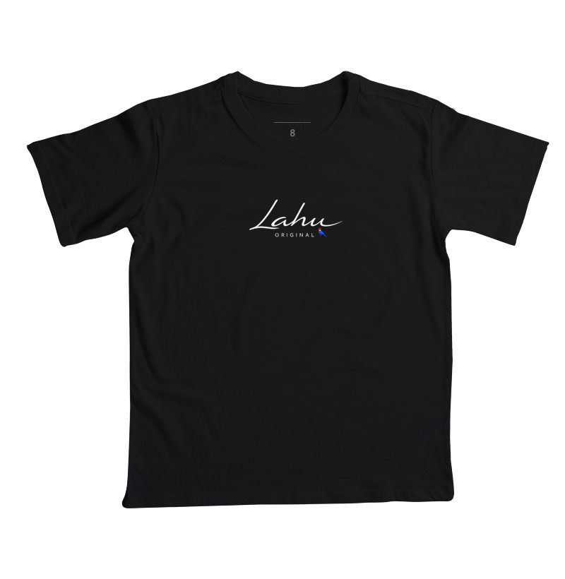✨ Essa estampa é um exemplo perfeito de elegância minimalista. O design apresenta o nome “Lahu” em uma caligrafia fluida e sofisticada, transmitindo leveza e autenticidade. Abaixo, o termo “ORIGINAL” surge em letras maiúsculas, equilibrando o conjunto com um toque de modernidade e firmeza. - Imagem 6
