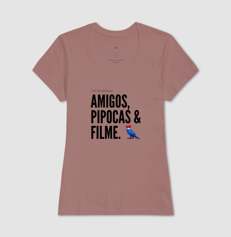 Essa estampa combina com quem tem um estilo urbano e alegre. É uma peça que comunica personalidade e bom humor, ótima para usar em encontros de fim de semana ou para presentear alguém que adora cinema e diversão. - Imagem 15