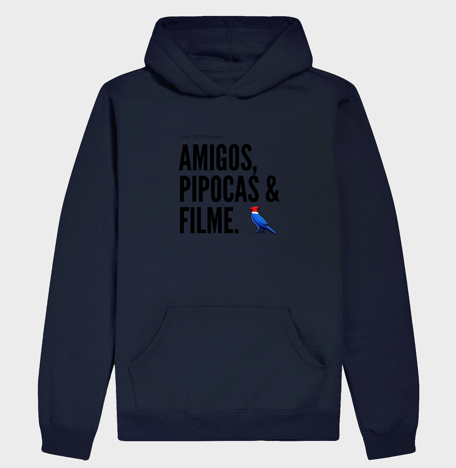 Essa estampa combina com quem tem um estilo urbano e alegre. É uma peça que comunica personalidade e bom humor, ótima para usar em encontros de fim de semana ou para presentear alguém que adora cinema e diversão. - Imagem 4