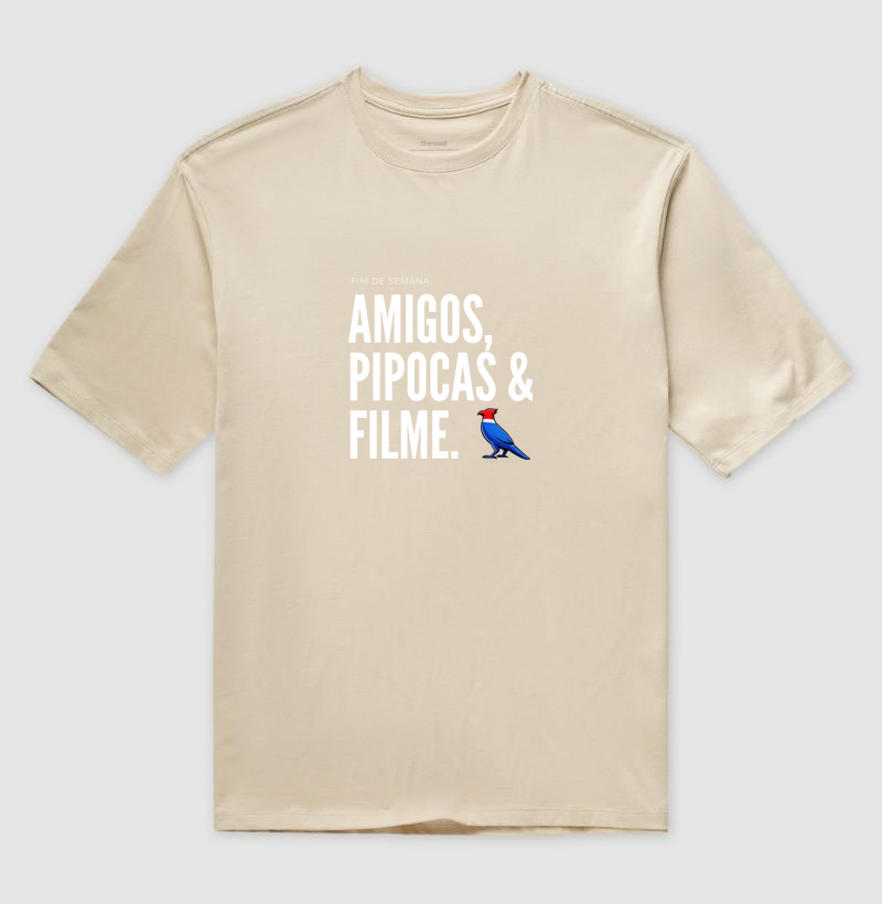  Essa estampa combina com quem tem um estilo urbano e alegre. É uma peça que comunica personalidade e bom humor, ótima para usar em encontros de fim de semana ou para presentear alguém que adora cinema e diversão.  - Imagem 3