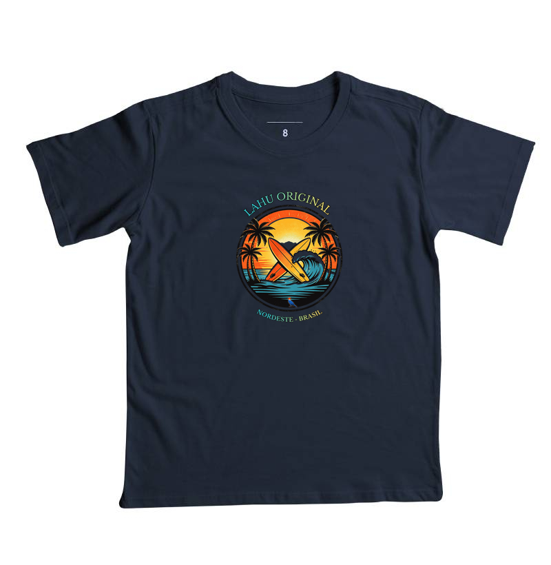 “Sinta a energia das ondas nordestinas com a estampa Lahu Original. Cores vibrantes, estilo surf e alma brasileira — feita para quem carrega o sol e o mar no coração. Vista o Nordeste, vista Lahu!” - Imagem 2
