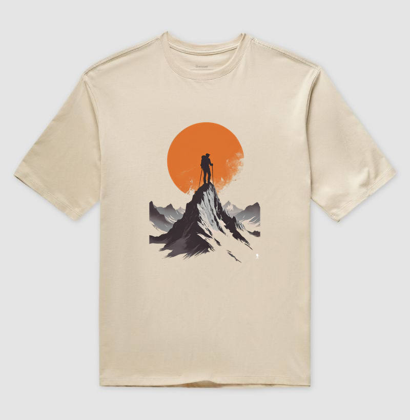 Camiseta Trilheiro no Topo da Montanha | Sol Laranja Silhueta Aventura | Colecao Fashion Travel - Imagem 3