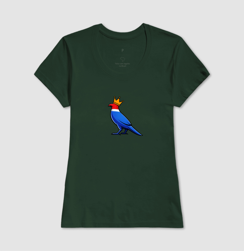 👑 O Carcará colocou sua coroa!  Mais que uma estampa, é um grito de orgulho nordestino. O Rei do Sertão surge com suas cores vibrantes — vermelho, branco e azul — representando a força, coragem e resistência de um povo que nunca se curva diante das dificuldades. - Imagem 13