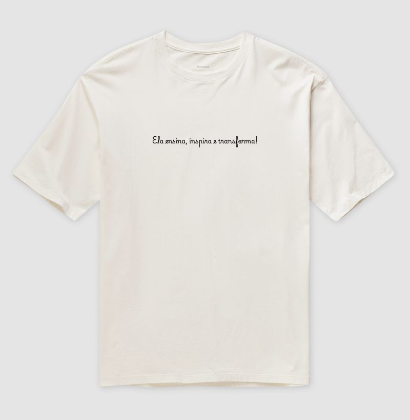 Camiseta Oversized Ela ensina, inspira e transforma - Letras Pretas - Imagem 3