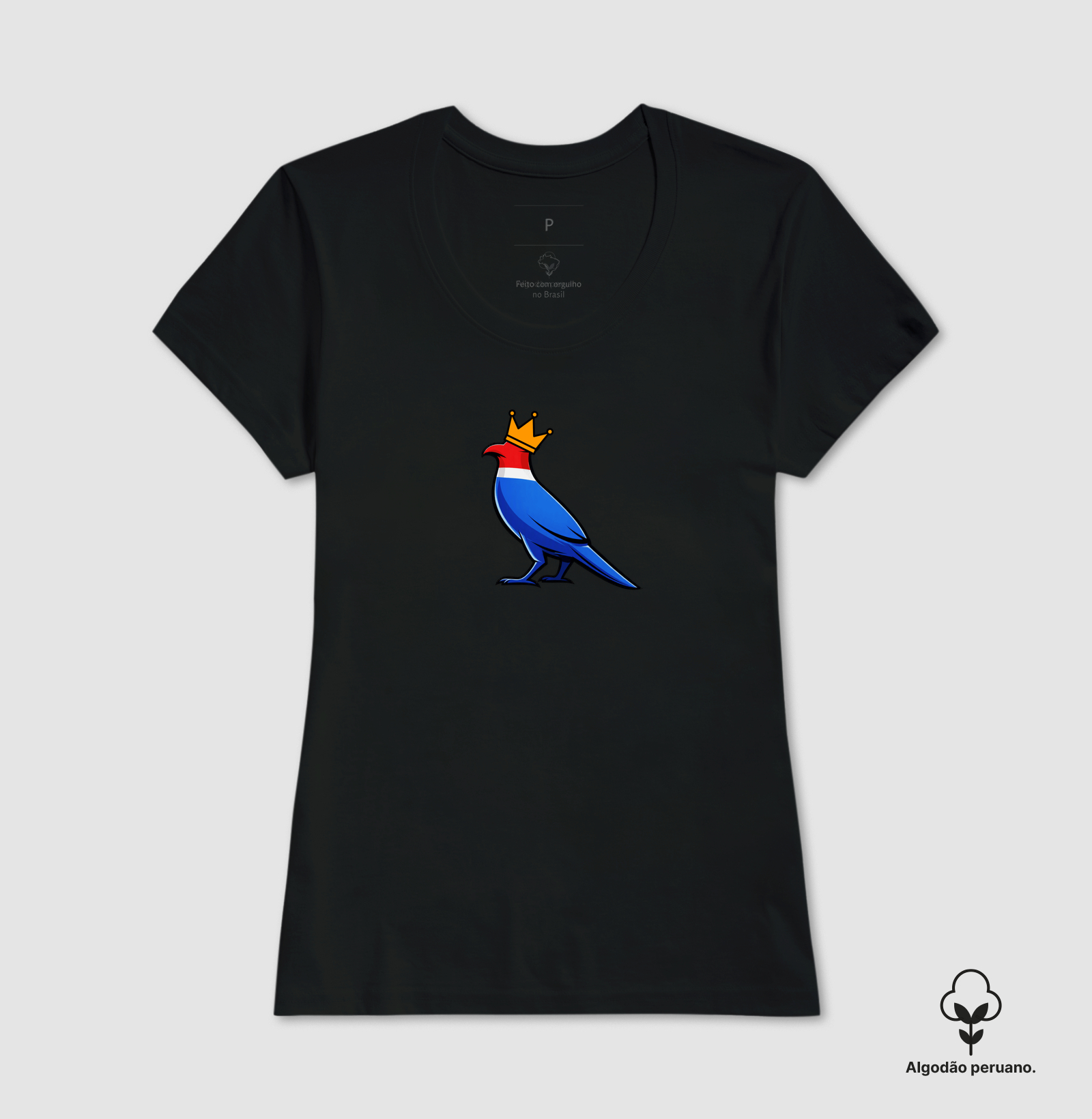 👑 O Carcará colocou sua coroa!  Mais que uma estampa, é um grito de orgulho nordestino. O Rei do Sertão surge com suas cores vibrantes — vermelho, branco e azul — representando a força, coragem e resistência de um povo que nunca se curva diante das dificuldades. - Imagem 6