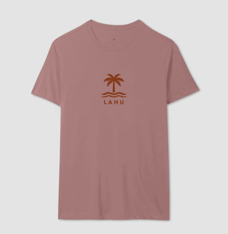 “Vista o verão o ano inteiro. A estampa LAHU é mais que um visual — é um estilo de vida. Inspirada nas praias tropicais e na leveza dos dias ensolarados, ela combina elegância natural e vibração positiva. Ideal para quem busca conforto, atitude e um toque de natureza em cada detalhe.” - Imagem 16