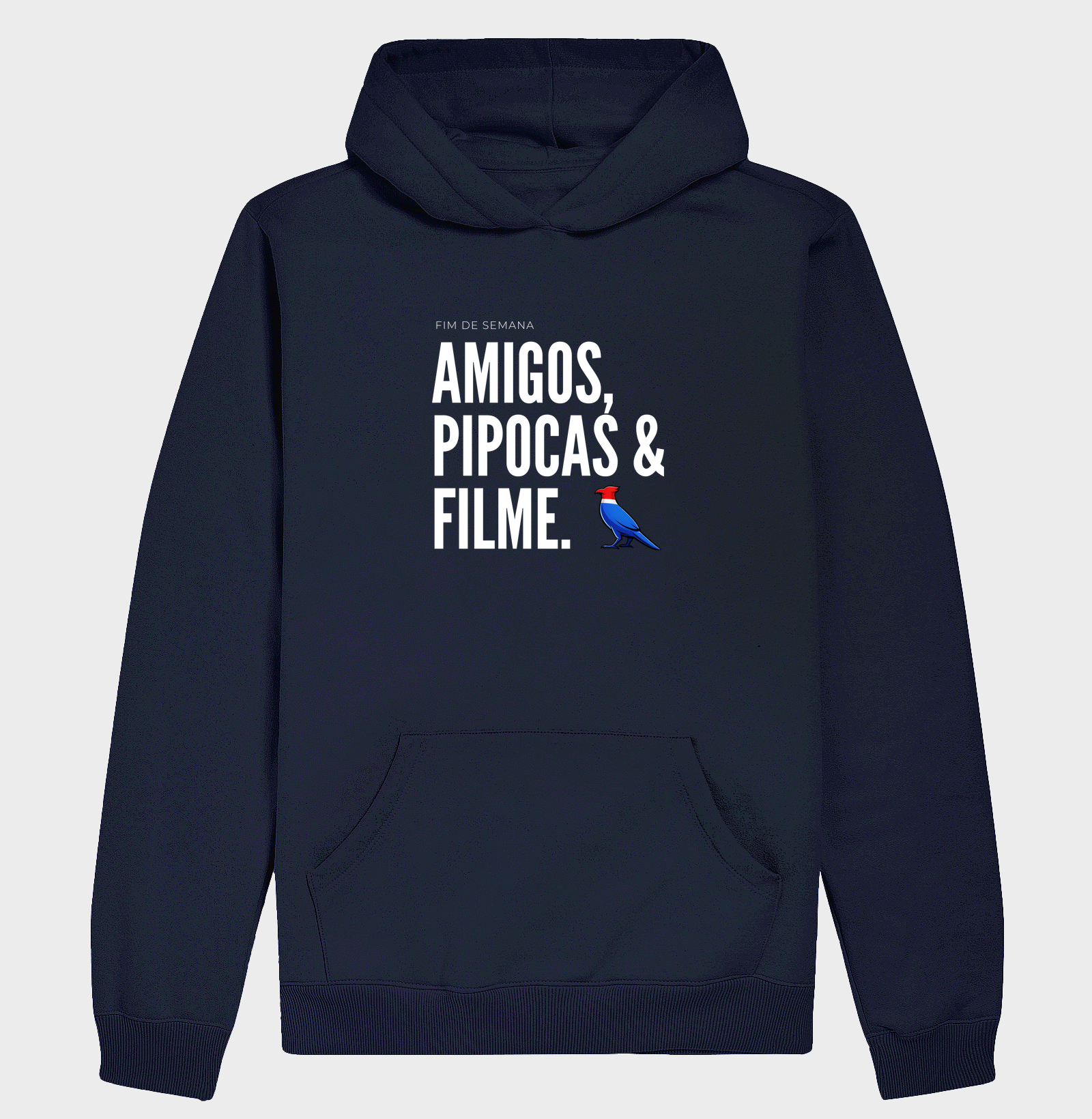  Essa estampa combina com quem tem um estilo urbano e alegre. É uma peça que comunica personalidade e bom humor, ótima para usar em encontros de fim de semana ou para presentear alguém que adora cinema e diversão.  - Imagem 4