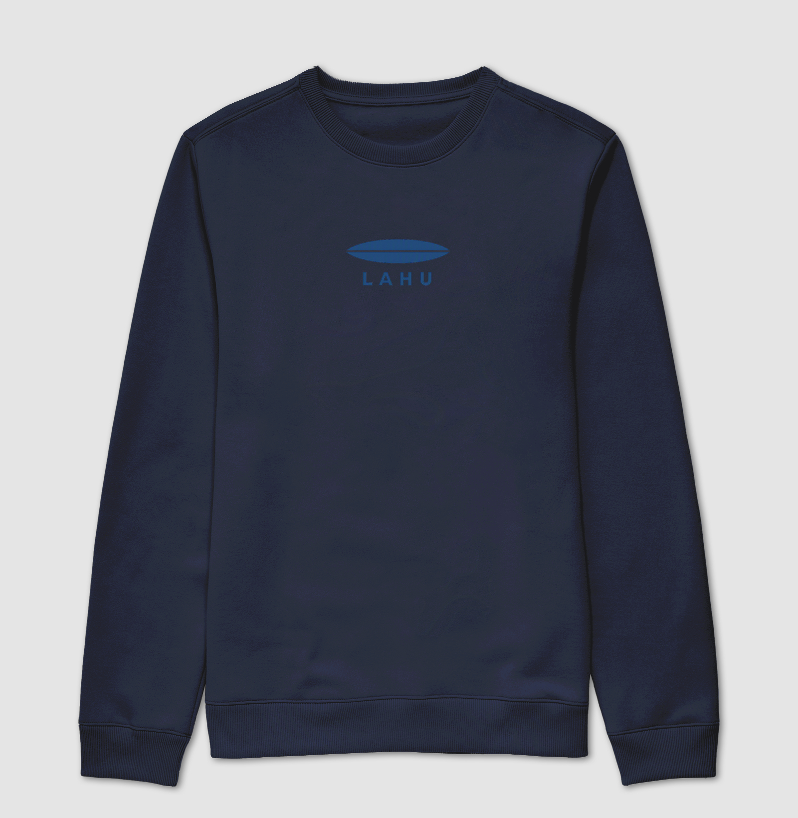Minimalista, elegante e poderosa — essa estampa da LAHU traduz força e sofisticação em cada linha. O design limpo, com formas precisas e o azul profundo, transmite confiança e equilíbrio, evocando a energia do mar e o espírito livre de quem sabe o que quer. - Imagem 5