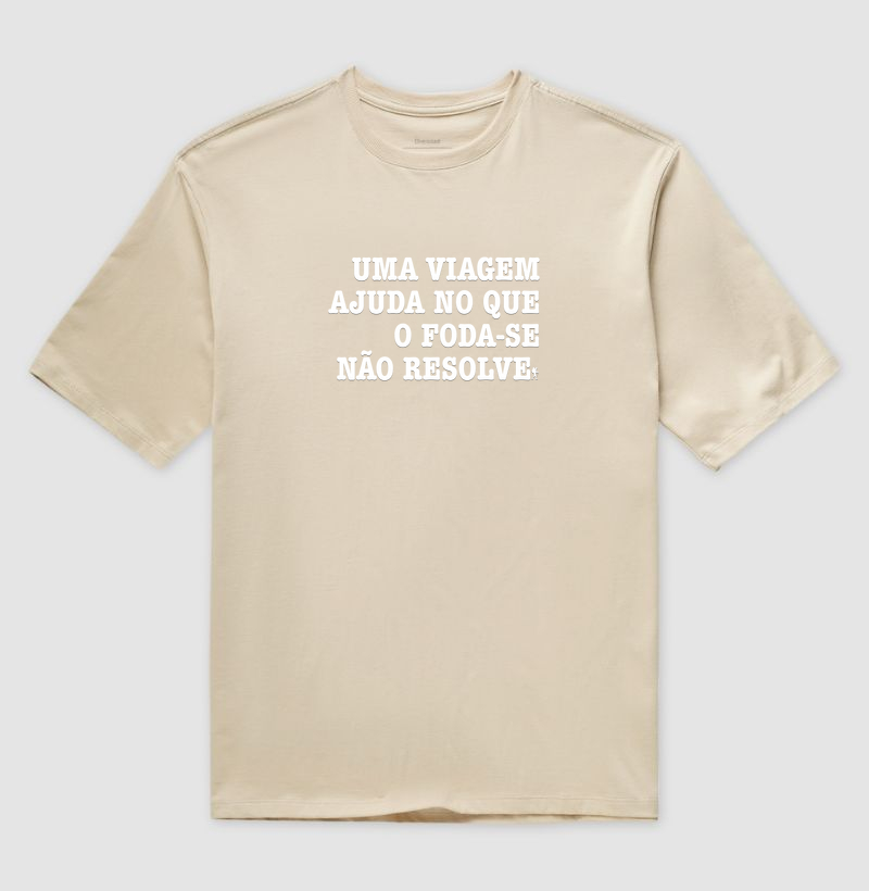 Camiseta Uma Viagem Ajuda no que o Foda-se Nao Resolve | Humor Viagem Bold | Colecao Viciados em Viagem - Imagem 3