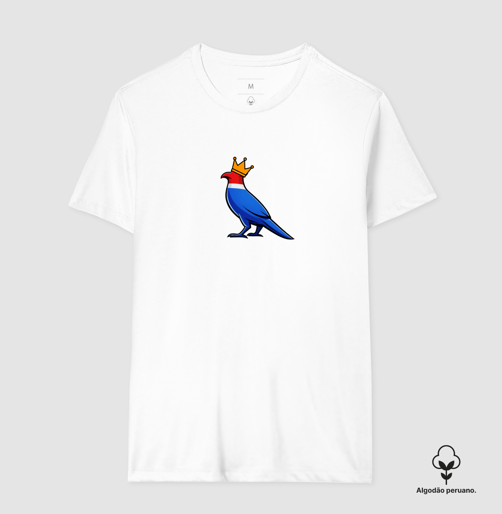 👑 O Carcará colocou sua coroa!  Mais que uma estampa, é um grito de orgulho nordestino. O Rei do Sertão surge com suas cores vibrantes — vermelho, branco e azul — representando a força, coragem e resistência de um povo que nunca se curva diante das dificuldades. - Imagem 2