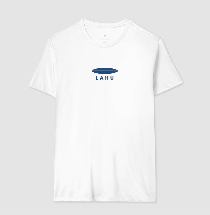 Minimalista, elegante e poderosa — essa estampa da LAHU traduz força e sofisticação em cada linha. O design limpo, com formas precisas e o azul profundo, transmite confiança e equilíbrio, evocando a energia do mar e o espírito livre de quem sabe o que quer. - Imagem 4