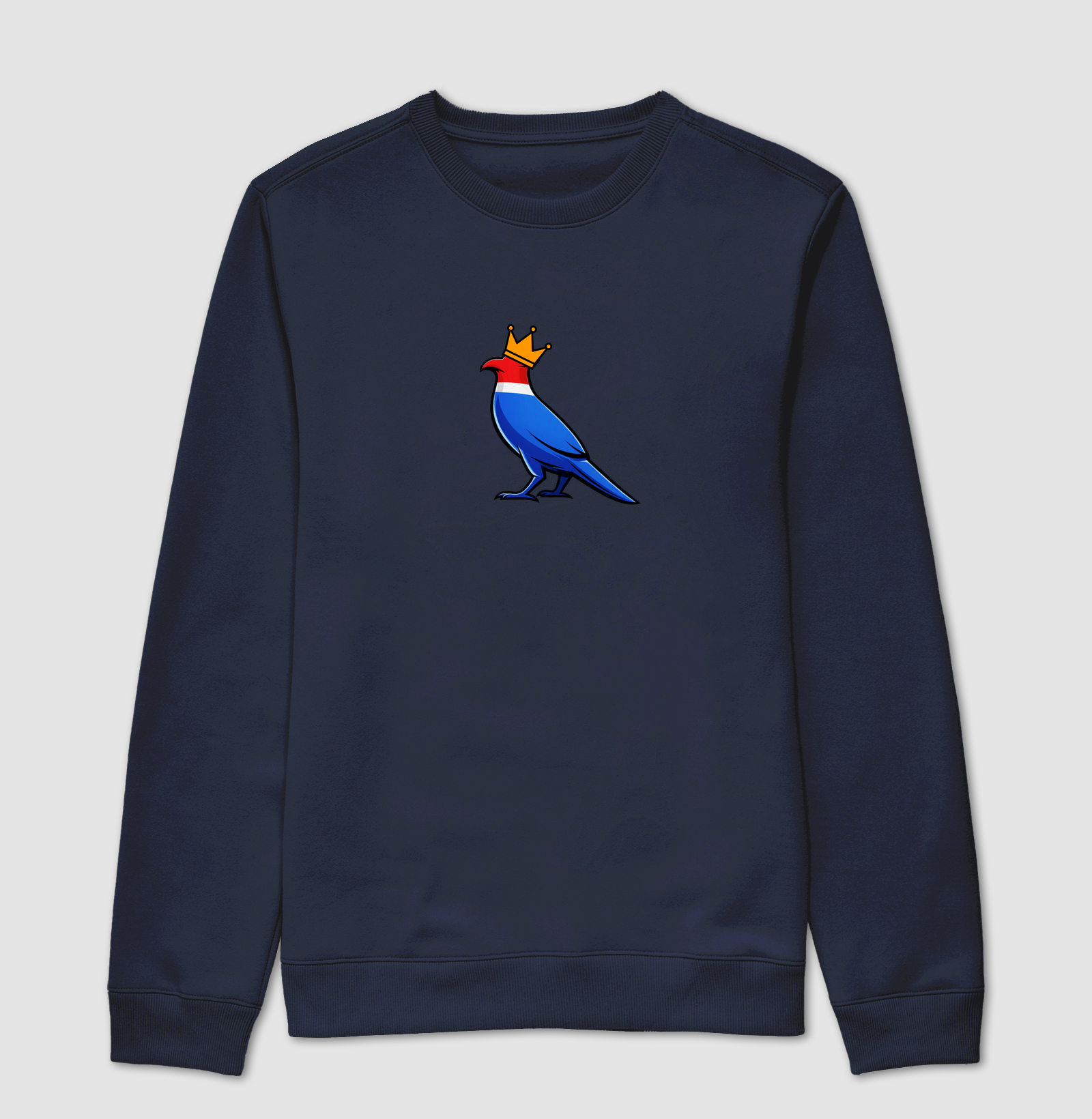 👑 O Carcará colocou sua coroa!  Mais que uma estampa, é um grito de orgulho nordestino. O Rei do Sertão surge com suas cores vibrantes — vermelho, branco e azul — representando a força, coragem e resistência de um povo que nunca se curva diante das dificuldades. - Imagem 5