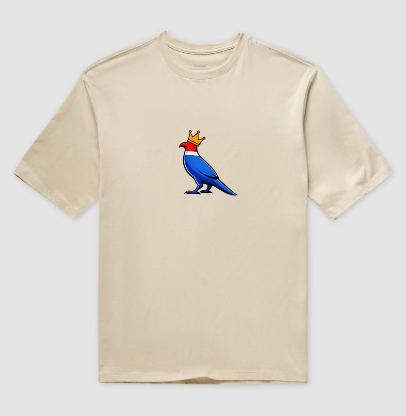 👑 O Carcará colocou sua coroa!  Mais que uma estampa, é um grito de orgulho nordestino. O Rei do Sertão surge com suas cores vibrantes — vermelho, branco e azul — representando a força, coragem e resistência de um povo que nunca se curva diante das dificuldades. - Imagem 3