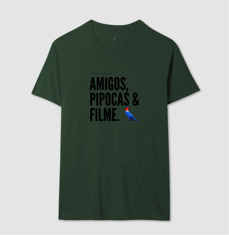 Essa estampa combina com quem tem um estilo urbano e alegre. É uma peça que comunica personalidade e bom humor, ótima para usar em encontros de fim de semana ou para presentear alguém que adora cinema e diversão. - Imagem 10