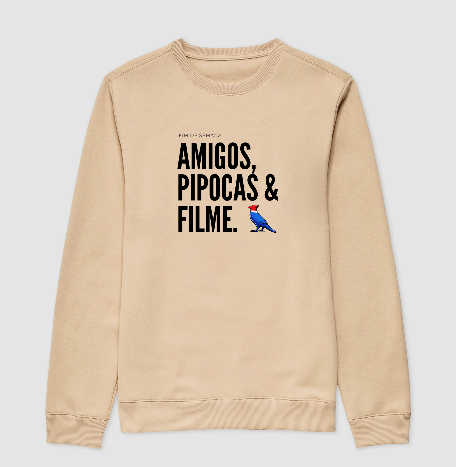 Essa estampa combina com quem tem um estilo urbano e alegre. É uma peça que comunica personalidade e bom humor, ótima para usar em encontros de fim de semana ou para presentear alguém que adora cinema e diversão. - Imagem 3
