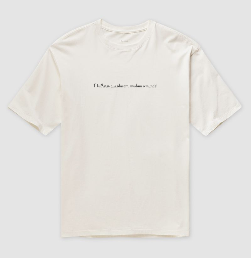 Camiseta Oversized Mulheres que educam mudam o mundo - Letras Pretas - Imagem 3