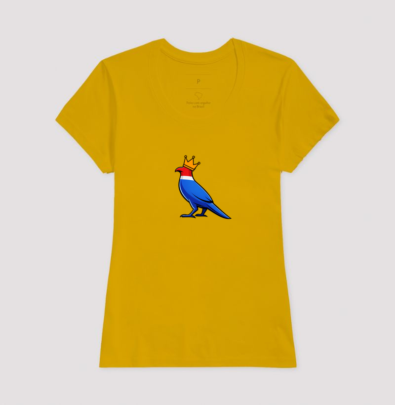 👑 O Carcará colocou sua coroa!  Mais que uma estampa, é um grito de orgulho nordestino. O Rei do Sertão surge com suas cores vibrantes — vermelho, branco e azul — representando a força, coragem e resistência de um povo que nunca se curva diante das dificuldades. - Imagem 15