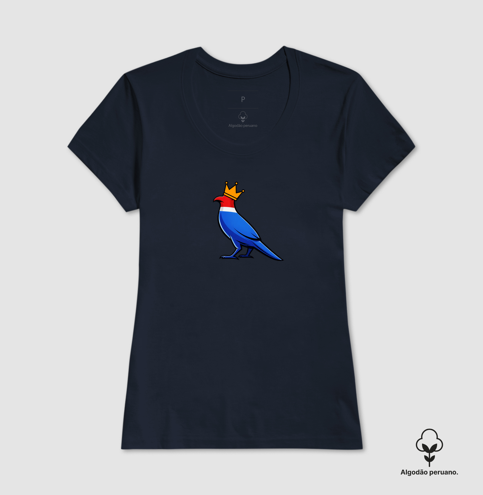 👑 O Carcará colocou sua coroa!  Mais que uma estampa, é um grito de orgulho nordestino. O Rei do Sertão surge com suas cores vibrantes — vermelho, branco e azul — representando a força, coragem e resistência de um povo que nunca se curva diante das dificuldades. - Imagem 5
