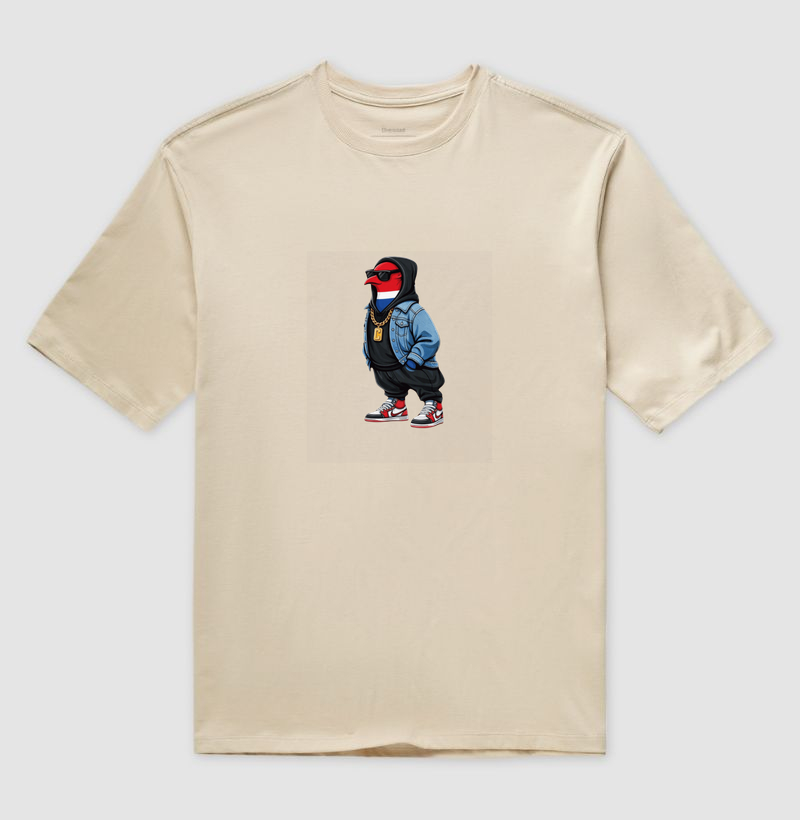 Essa estampa é puro estilo das ruas — com atitude que domina o visual streetwear! Vista essa camiseta e mostre que você tem flow, estilo e atitude em cada passo. - Imagem 3