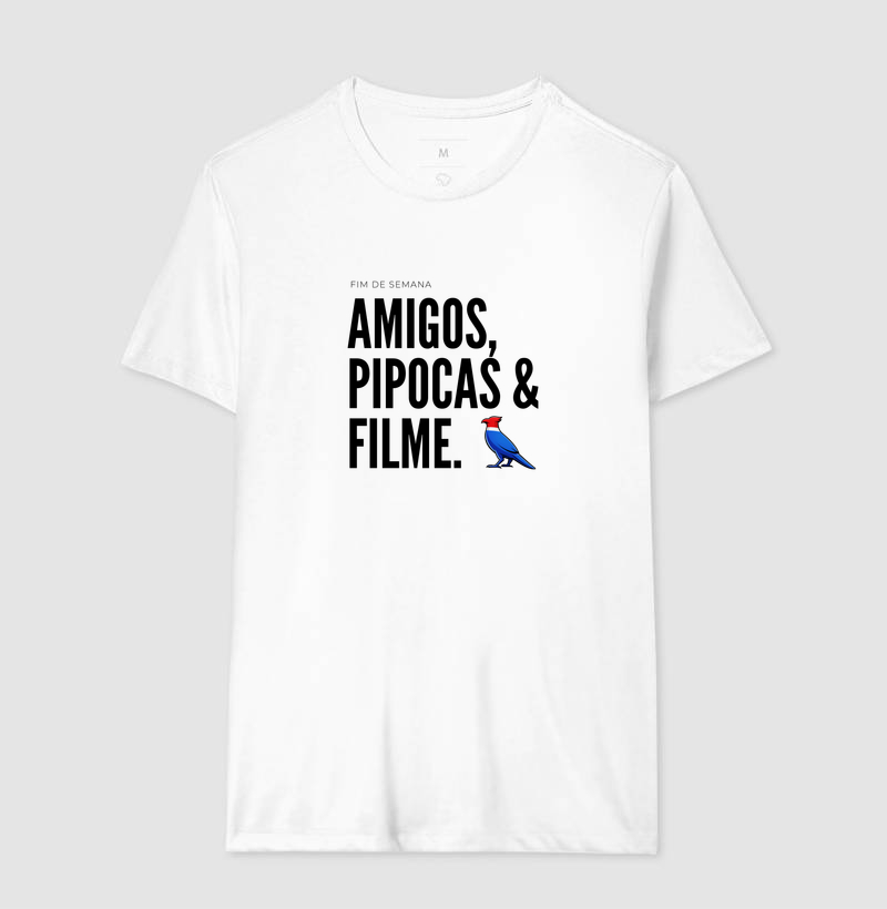Essa estampa combina com quem tem um estilo urbano e alegre. É uma peça que comunica personalidade e bom humor, ótima para usar em encontros de fim de semana ou para presentear alguém que adora cinema e diversão. - Imagem 2