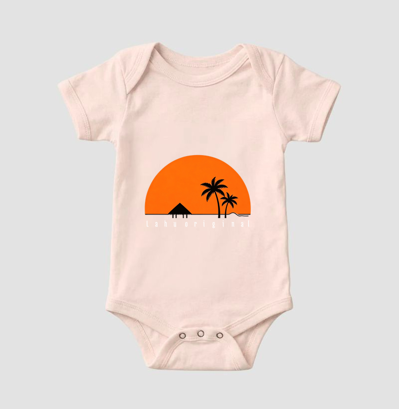 Essa estampa é um exemplo encantador do poder do minimalismo. Com poucos elementos — um grande sol alaranjado ao fundo, duas palmeiras negras e uma cabana simples — ela transmite uma sensação de tranquilidade tropical e liberdade.  - Imagem 5