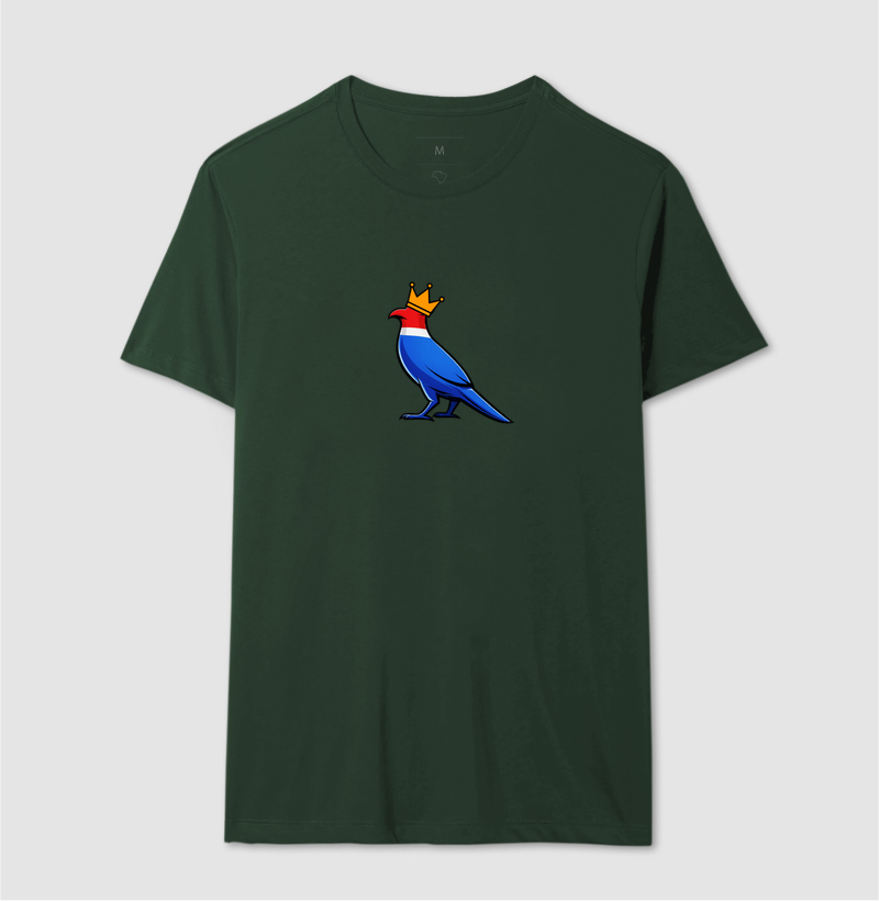 👑 O Carcará colocou sua coroa!  Mais que uma estampa, é um grito de orgulho nordestino. O Rei do Sertão surge com suas cores vibrantes — vermelho, branco e azul — representando a força, coragem e resistência de um povo que nunca se curva diante das dificuldades. - Imagem 12