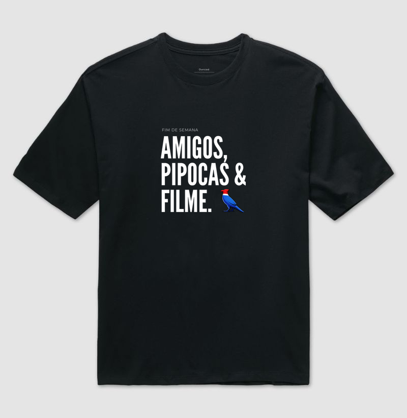  Essa estampa combina com quem tem um estilo urbano e alegre. É uma peça que comunica personalidade e bom humor, ótima para usar em encontros de fim de semana ou para presentear alguém que adora cinema e diversão.  - Imagem 2