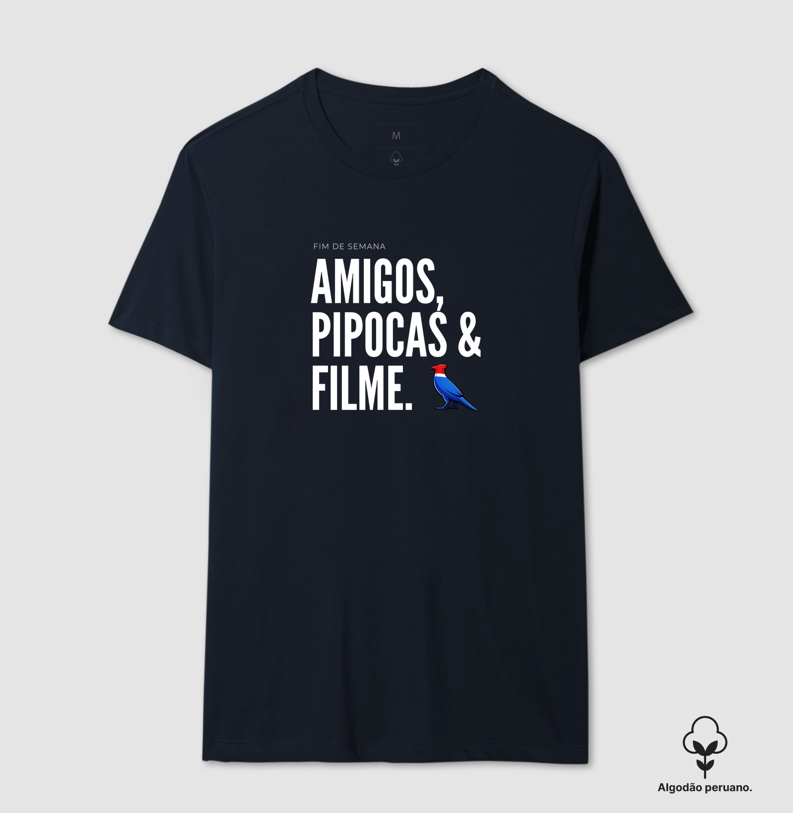  Essa estampa combina com quem tem um estilo urbano e alegre. É uma peça que comunica personalidade e bom humor, ótima para usar em encontros de fim de semana ou para presentear alguém que adora cinema e diversão.  - Imagem 4