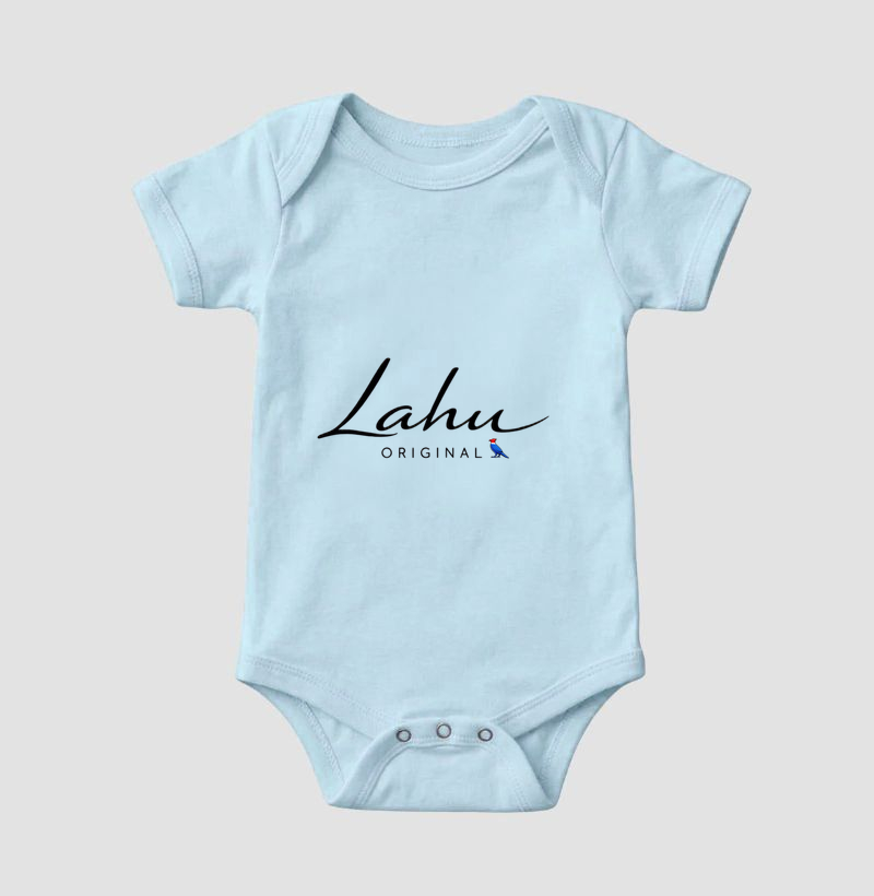 ✨ Essa estampa é um exemplo perfeito de elegância minimalista. O design apresenta o nome “Lahu” em uma caligrafia fluida e sofisticada, transmitindo leveza e autenticidade. Abaixo, o termo “ORIGINAL” surge em letras maiúsculas, equilibrando o conjunto com um toque de modernidade e firmeza. - Imagem 4