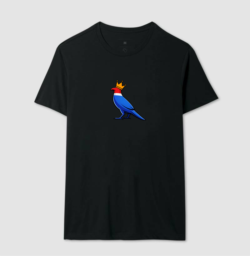 👑 O Carcará colocou sua coroa!  Mais que uma estampa, é um grito de orgulho nordestino. O Rei do Sertão surge com suas cores vibrantes — vermelho, branco e azul — representando a força, coragem e resistência de um povo que nunca se curva diante das dificuldades. - Imagem 2