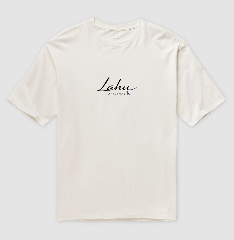 ✨ Essa estampa é um exemplo perfeito de elegância minimalista. O design apresenta o nome “Lahu” em uma caligrafia fluida e sofisticada, transmitindo leveza e autenticidade. Abaixo, o termo “ORIGINAL” surge em letras maiúsculas, equilibrando o conjunto com um toque de modernidade e firmeza. - Imagem 4