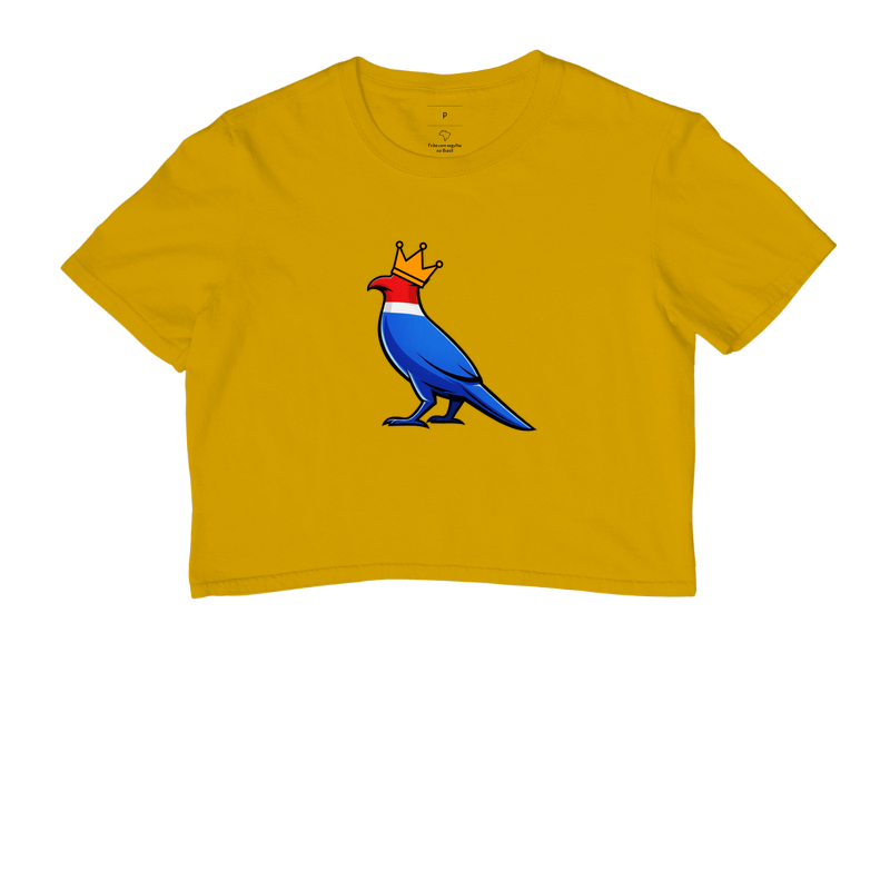 👑 O Carcará colocou sua coroa!  Mais que uma estampa, é um grito de orgulho nordestino. O Rei do Sertão surge com suas cores vibrantes — vermelho, branco e azul — representando a força, coragem e resistência de um povo que nunca se curva diante das dificuldades. - Imagem 8