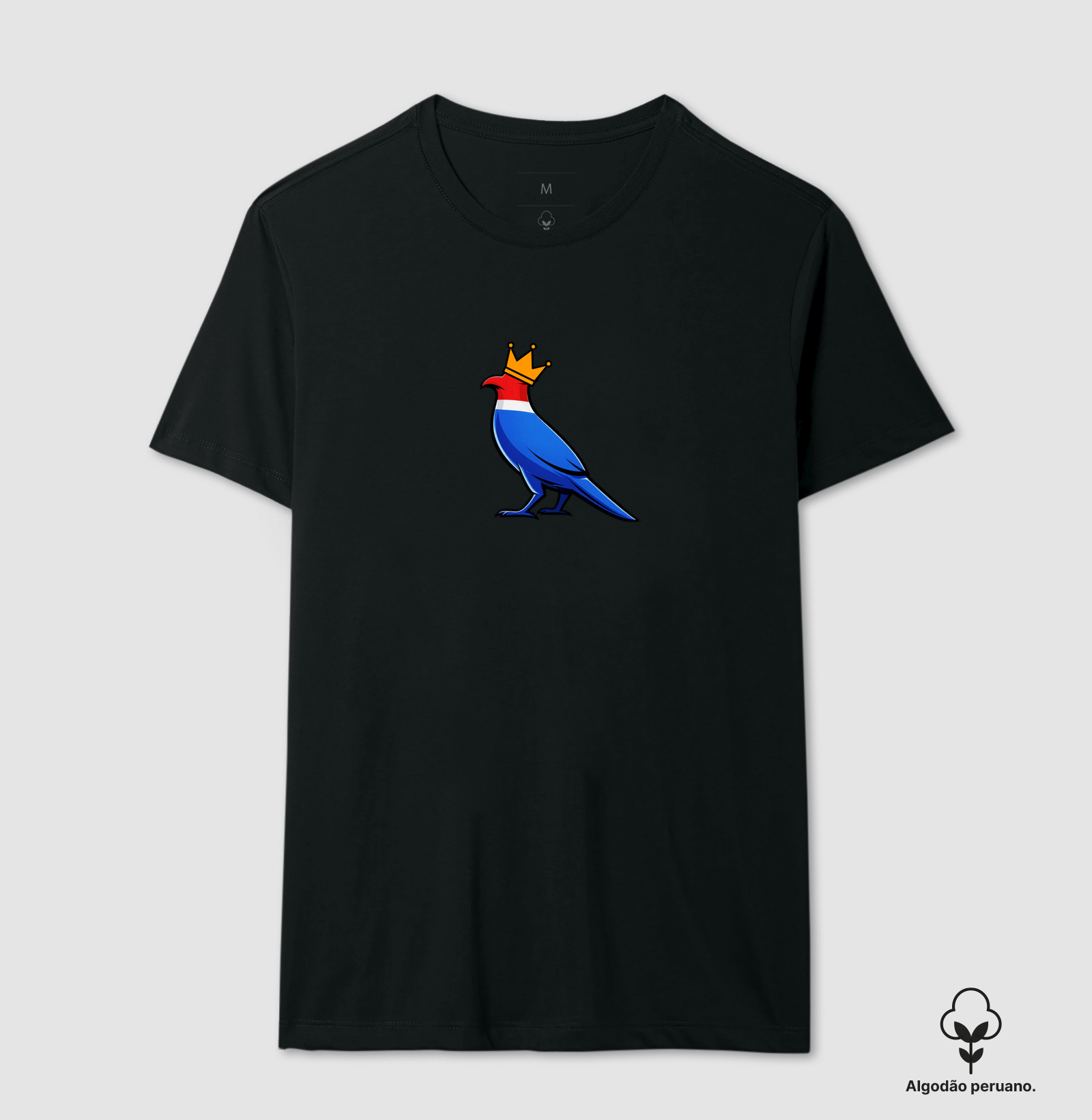 👑 O Carcará colocou sua coroa!  Mais que uma estampa, é um grito de orgulho nordestino. O Rei do Sertão surge com suas cores vibrantes — vermelho, branco e azul — representando a força, coragem e resistência de um povo que nunca se curva diante das dificuldades. - Imagem 7