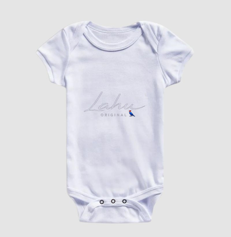 ✨ Essa estampa é um exemplo perfeito de elegância minimalista. O design apresenta o nome “Lahu” em uma caligrafia fluida e sofisticada, transmitindo leveza e autenticidade. Abaixo, o termo “ORIGINAL” surge em letras maiúsculas, equilibrando o conjunto com um toque de modernidade e firmeza. - Imagem 3