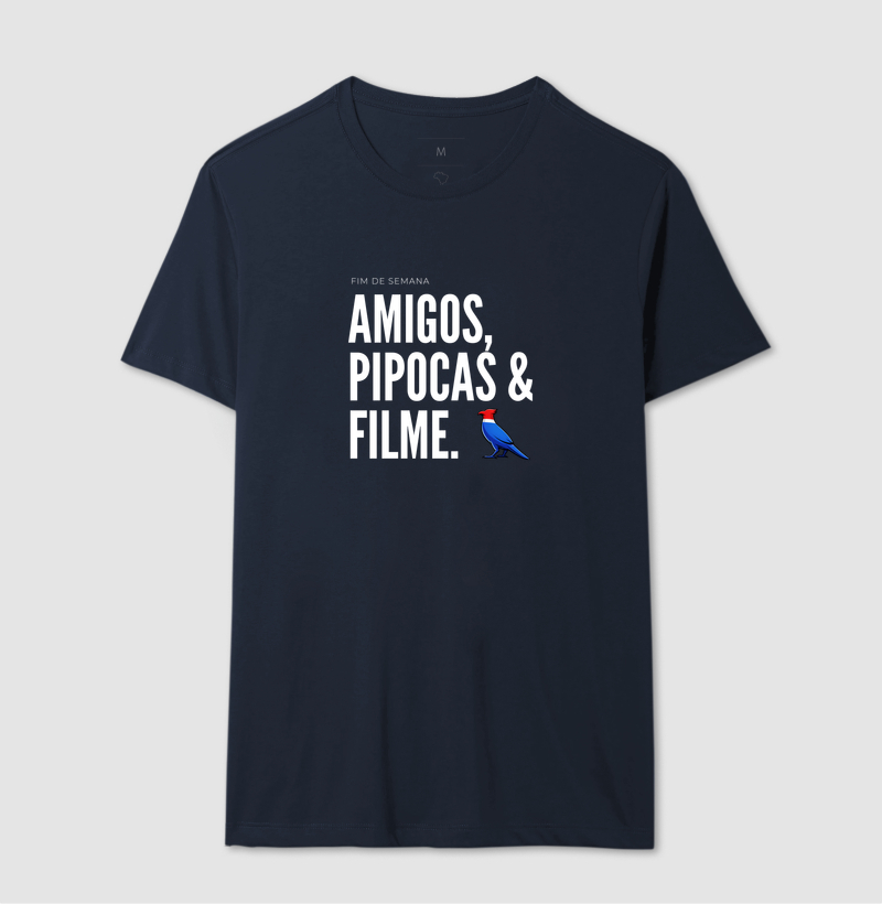  Essa estampa combina com quem tem um estilo urbano e alegre. É uma peça que comunica personalidade e bom humor, ótima para usar em encontros de fim de semana ou para presentear alguém que adora cinema e diversão.  - Imagem 5