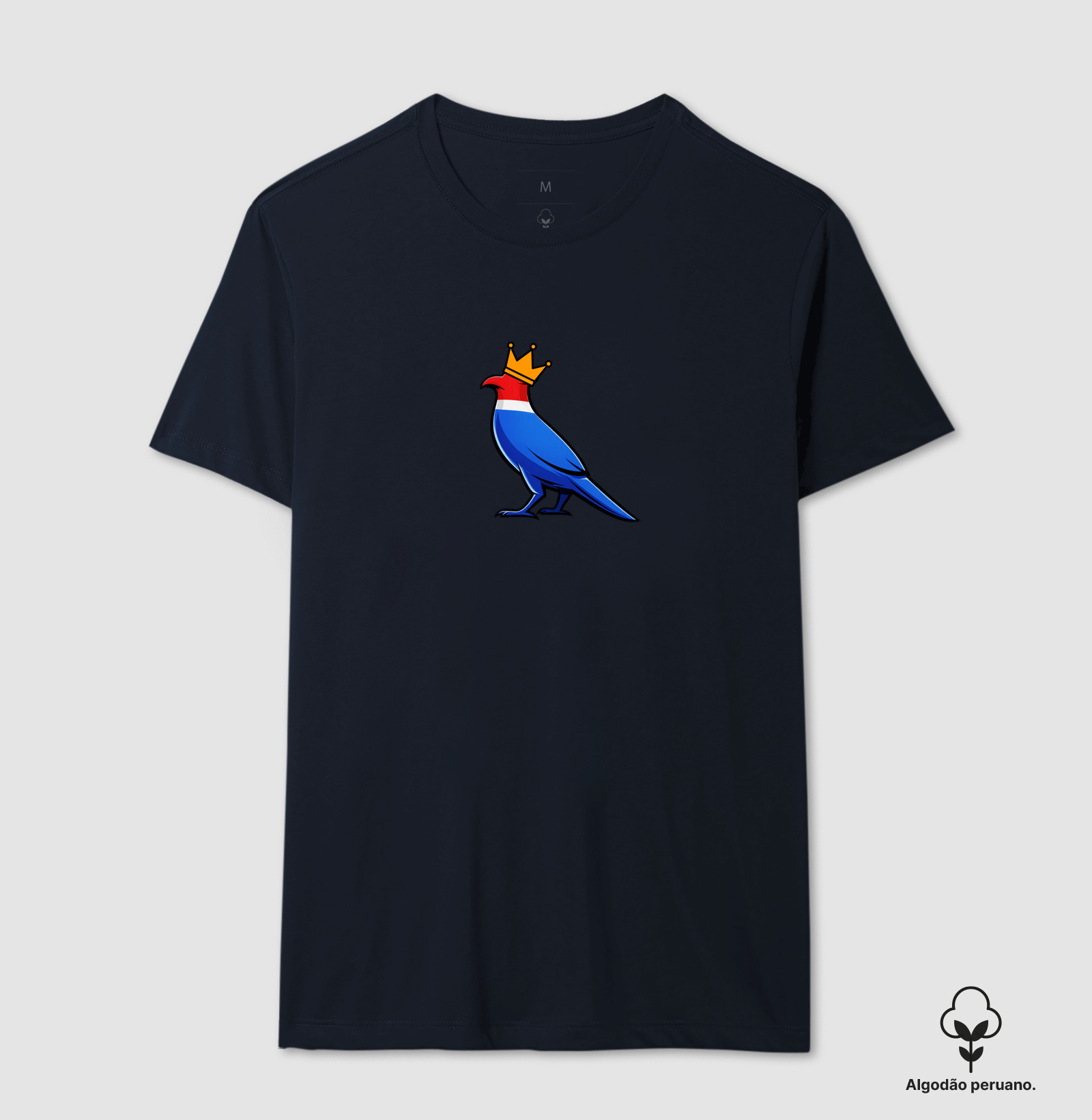👑 O Carcará colocou sua coroa!  Mais que uma estampa, é um grito de orgulho nordestino. O Rei do Sertão surge com suas cores vibrantes — vermelho, branco e azul — representando a força, coragem e resistência de um povo que nunca se curva diante das dificuldades. - Imagem 4