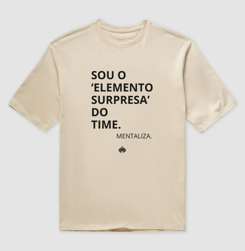 Sou o 'elemento surpresa' do time. - Camiseta Oversized