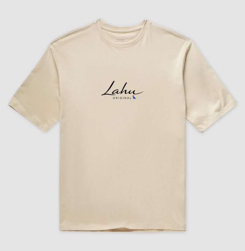 ✨ Essa estampa é um exemplo perfeito de elegância minimalista. O design apresenta o nome “Lahu” em uma caligrafia fluida e sofisticada, transmitindo leveza e autenticidade. Abaixo, o termo “ORIGINAL” surge em letras maiúsculas, equilibrando o conjunto com um toque de modernidade e firmeza. - Imagem 3