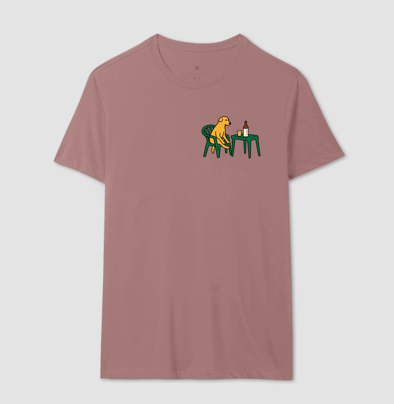 Camiseta Caramelo refletindo na mesa de um Bar - Imagem 16