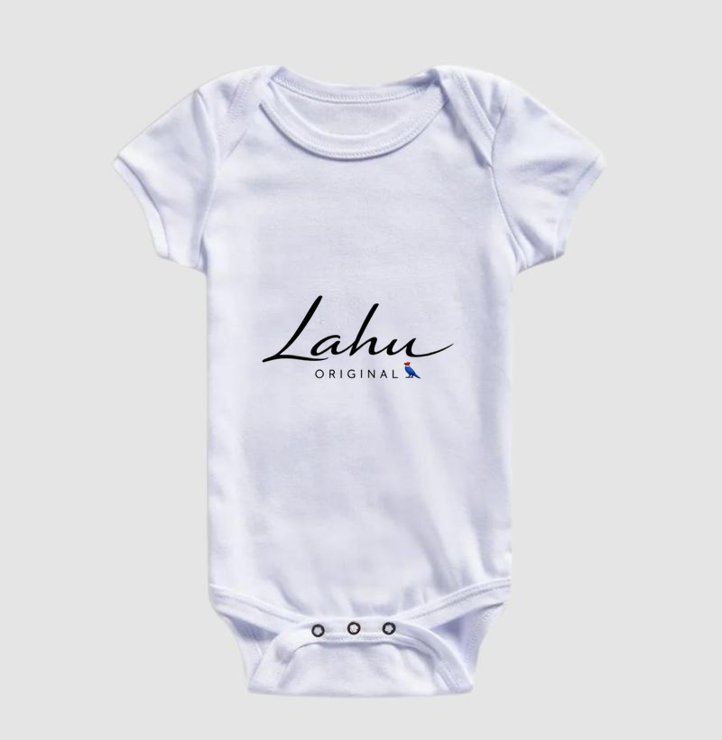 ✨ Essa estampa é um exemplo perfeito de elegância minimalista. O design apresenta o nome “Lahu” em uma caligrafia fluida e sofisticada, transmitindo leveza e autenticidade. Abaixo, o termo “ORIGINAL” surge em letras maiúsculas, equilibrando o conjunto com um toque de modernidade e firmeza. - Imagem 3