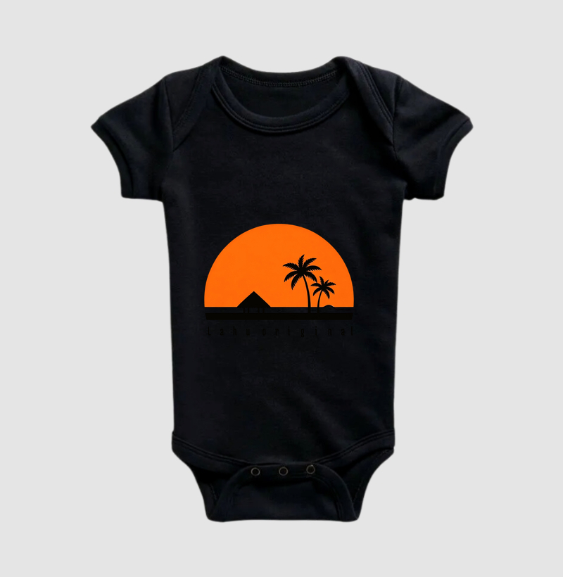 Essa estampa é um exemplo encantador do poder do minimalismo. Com poucos elementos — um grande sol alaranjado ao fundo, duas palmeiras negras e uma cabana simples — ela transmite uma sensação de tranquilidade tropical e liberdade - Imagem 2