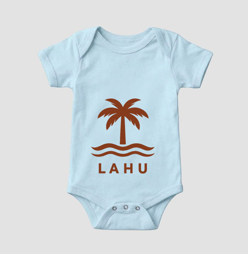 “Vista o verão o ano inteiro. A estampa LAHU é mais que um visual — é um estilo de vida. Inspirada nas praias tropicais e na leveza dos dias ensolarados, ela combina elegância natural e vibração positiva. Ideal para quem busca conforto, atitude e um toque de natureza em cada detalhe.” - Imagem 4
