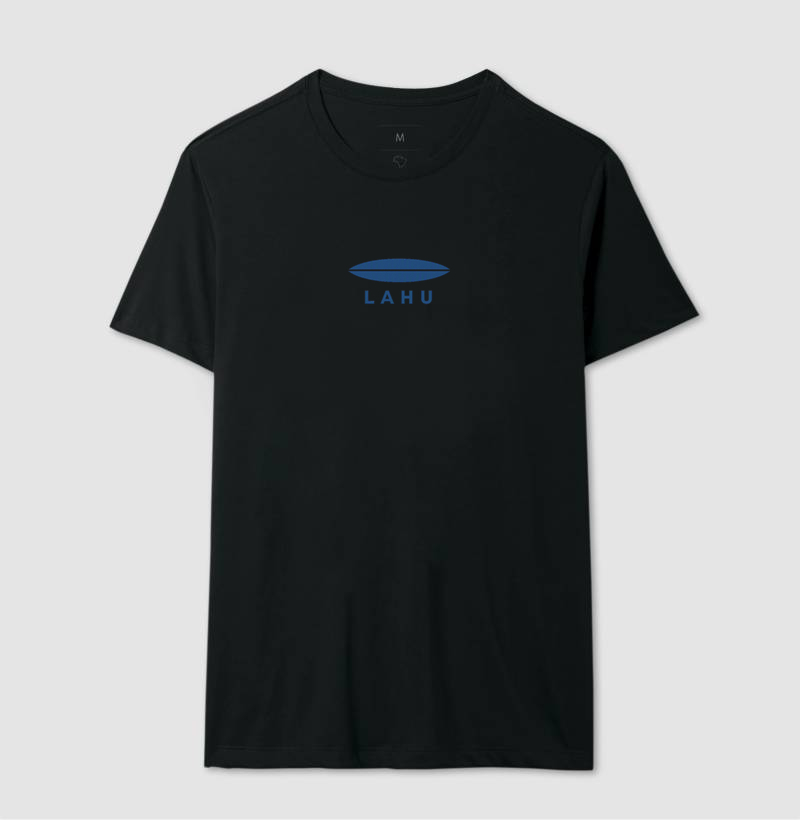 Minimalista, elegante e poderosa — essa estampa da LAHU traduz força e sofisticação em cada linha. O design limpo, com formas precisas e o azul profundo, transmite confiança e equilíbrio, evocando a energia do mar e o espírito livre de quem sabe o que quer. - Imagem 2